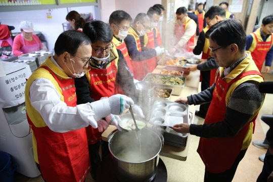 한국서부발전은 2017년 정유년 새해를 맞아 2일 충남 태안군 노인복지관에서 사랑의 떡국 나눔봉사활동을 벌였다고 밝혔다. 정하황 한국서부발전 사장(왼쪽 첫번째) 등 임직원들이 떡군 나눔 봉사활동을 벌이고 있는 모습. <한국서부발전 제공>